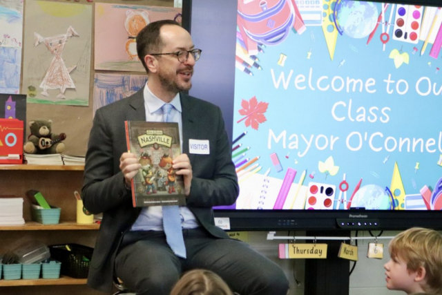 Mayor Freddie O’Connell reads at Sylvan Park