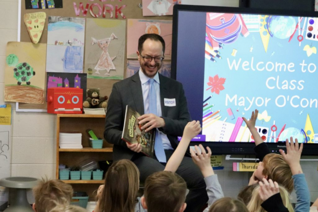 Mayor Freddie O’Connell reads at Sylvan Park