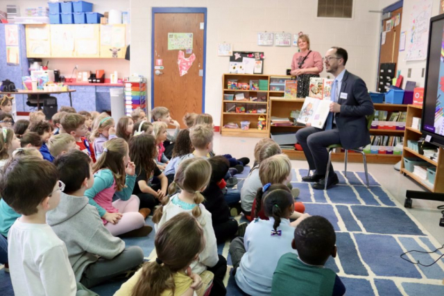 Mayor Freddie O’Connell reads at Sylvan Park