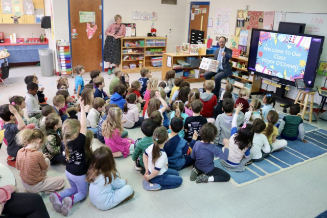 Mayor Freddie O’Connell reads at Sylvan Park