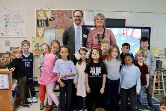 Mayor Freddie O’Connell reads at Sylvan Park