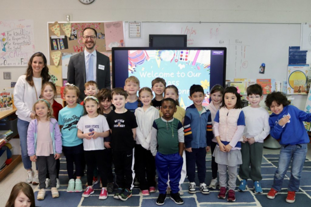 Mayor Freddie O’Connell reads at Sylvan Park