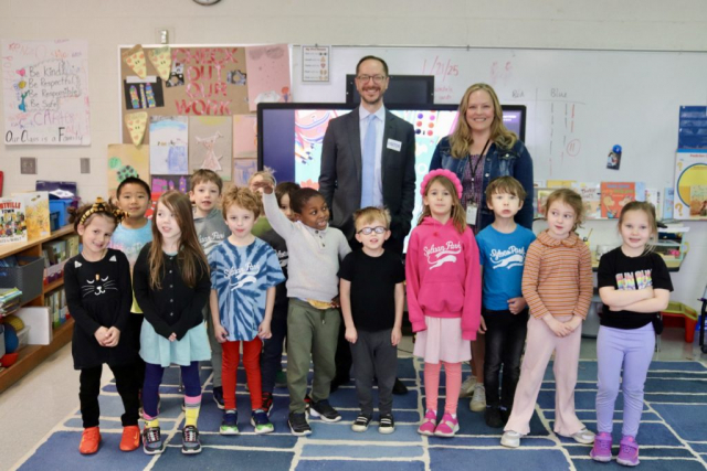 Mayor Freddie O’Connell reads at Sylvan Park